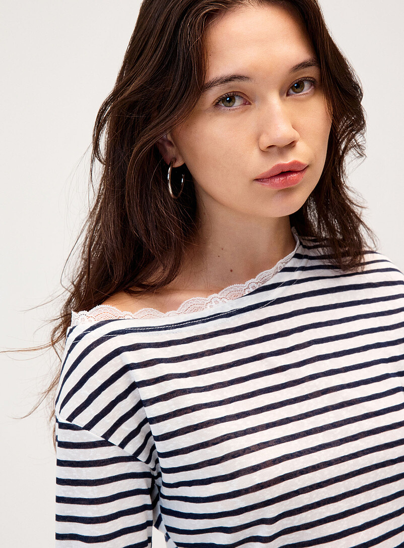 Twik: Le t-shirt ray&eacute; col bateau dentelle Chocolat - Espresso pour femme