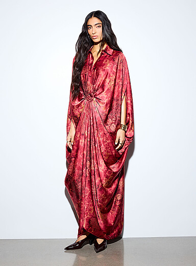 La longue tunique col chemise broche cristaux satin luxuriant