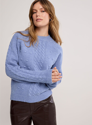 Contemporaine: Le chandail bross&eacute; c&acirc;bles et pompons Pervenche pour femme