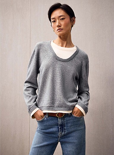 Contemporaine: Le chandail effet superpos&eacute; col d&eacute;gag&eacute; Gris pour femme