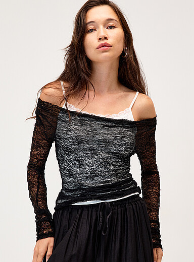 Off-the-shoulder mesh T-shirt