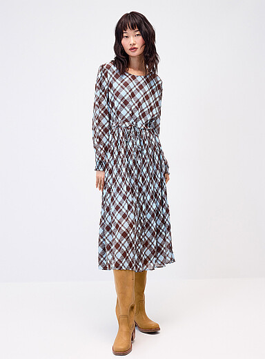 La robe maxi pliss&eacute;e &agrave; carreaux
