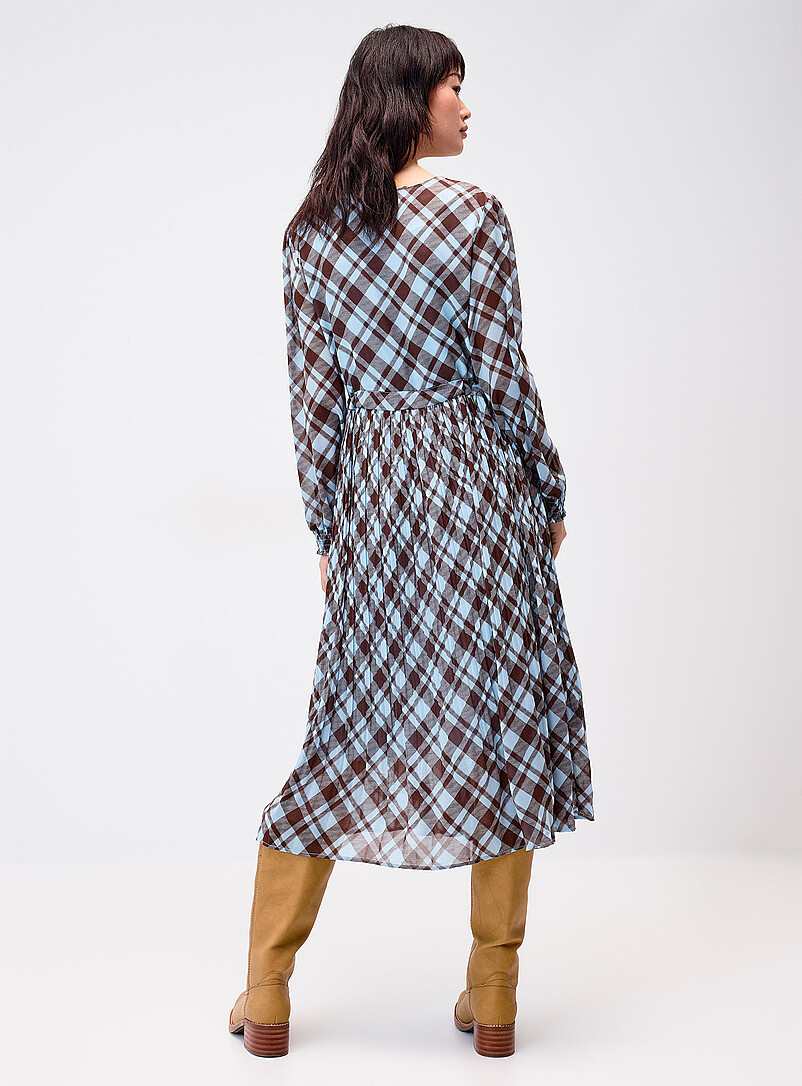 Twik: La robe maxi pliss&eacute;e &agrave; carreaux Bleu &agrave; motifs pour femme