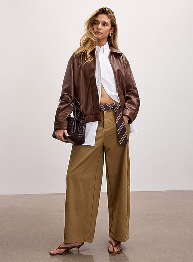 Tie-belt stretch twill barrel-leg pant
