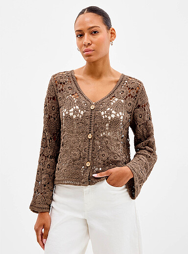 Le cardigan crochet motif fleurs