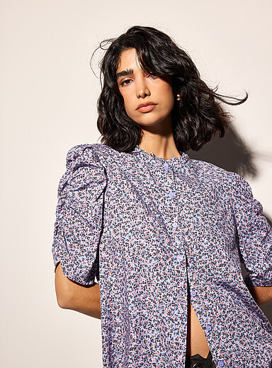 Ic&ocirc;ne: La blouse l&eacute;g&egrave;re fleurie &eacute;paules bouffantes Bleu &agrave; motifs pour femme