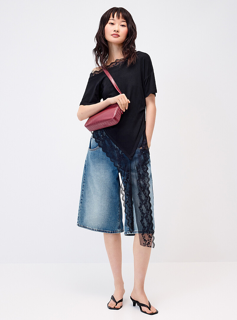 Twik: Le t-shirt dentelle festonn&eacute;e asym&eacute;trique Noir pour femme