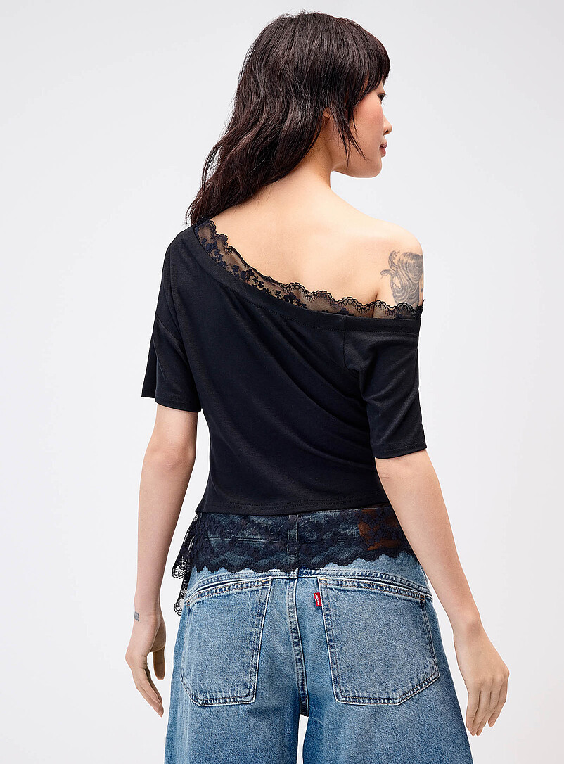 Twik: Le t-shirt dentelle festonn&eacute;e asym&eacute;trique Noir pour femme