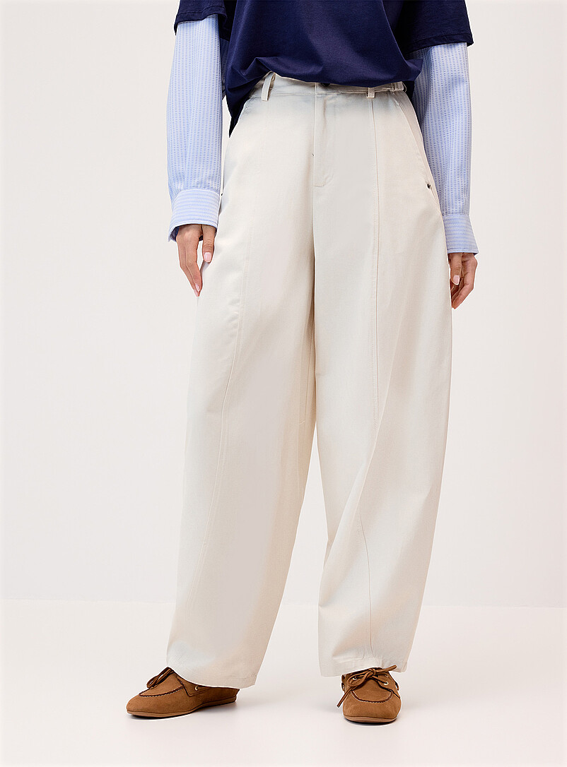 Twik: Le pantalon habill&eacute; ballon twill Beige clair pour femme