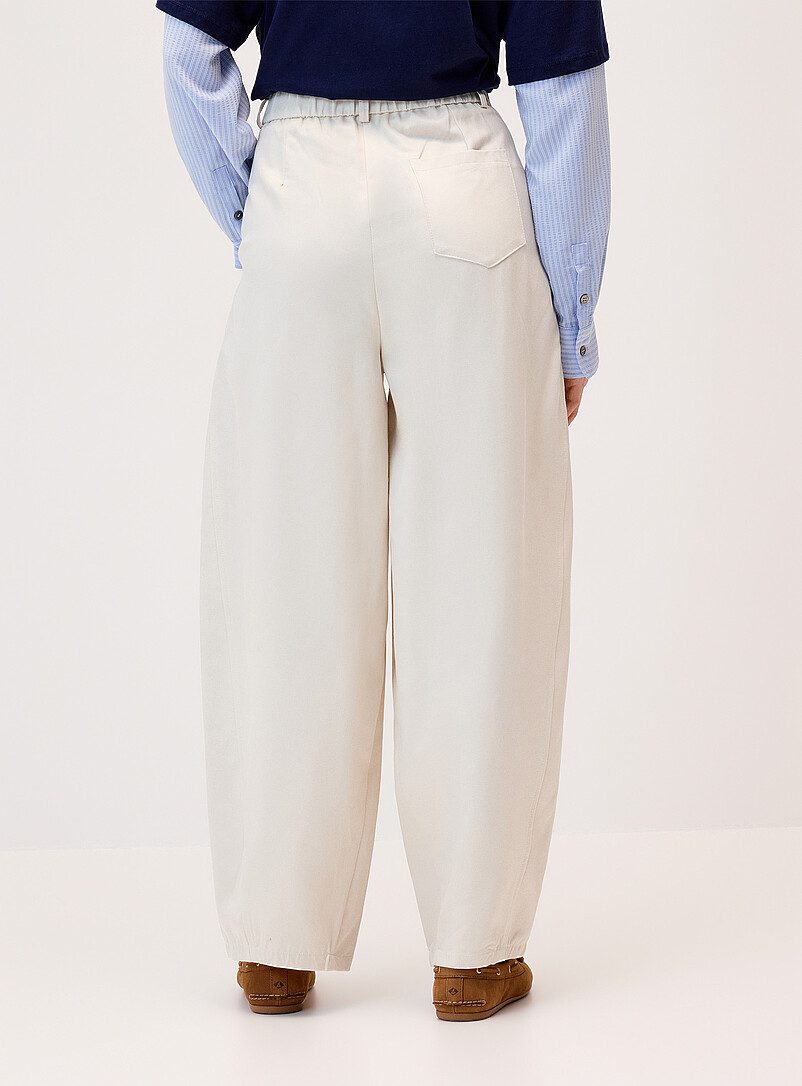 Twik: Le pantalon habill&eacute; ballon twill Beige clair pour femme