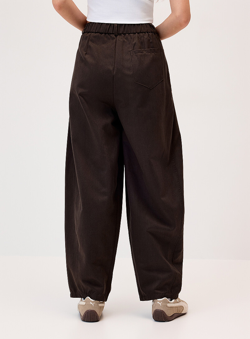 Twik: Le pantalon habill&eacute; ballon twill Beige clair pour femme
