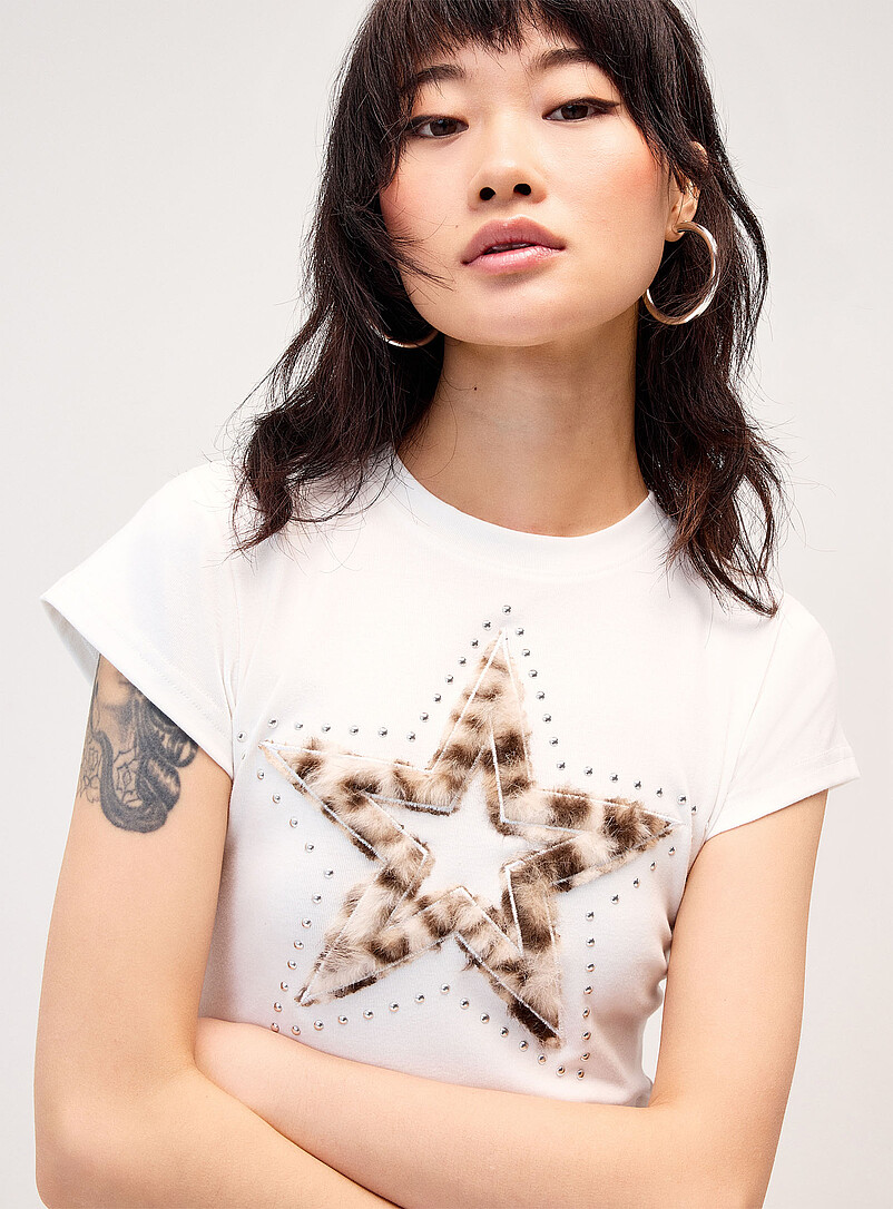 Twik: Le t-shirt ajust&eacute; &eacute;toile poilue l&eacute;opard Blanc pour femme