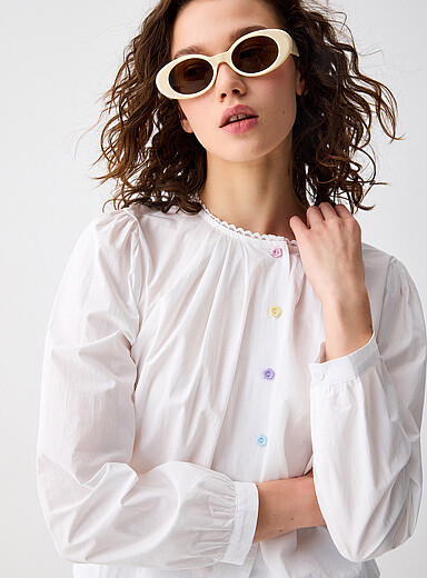 Twik: La blouse boutons fleurs pastel Blanc pour femme