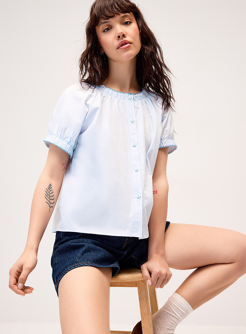 Twik: La chemise popeline boutons fleurs Bleu p&acirc;le - Bleu ciel pour femme