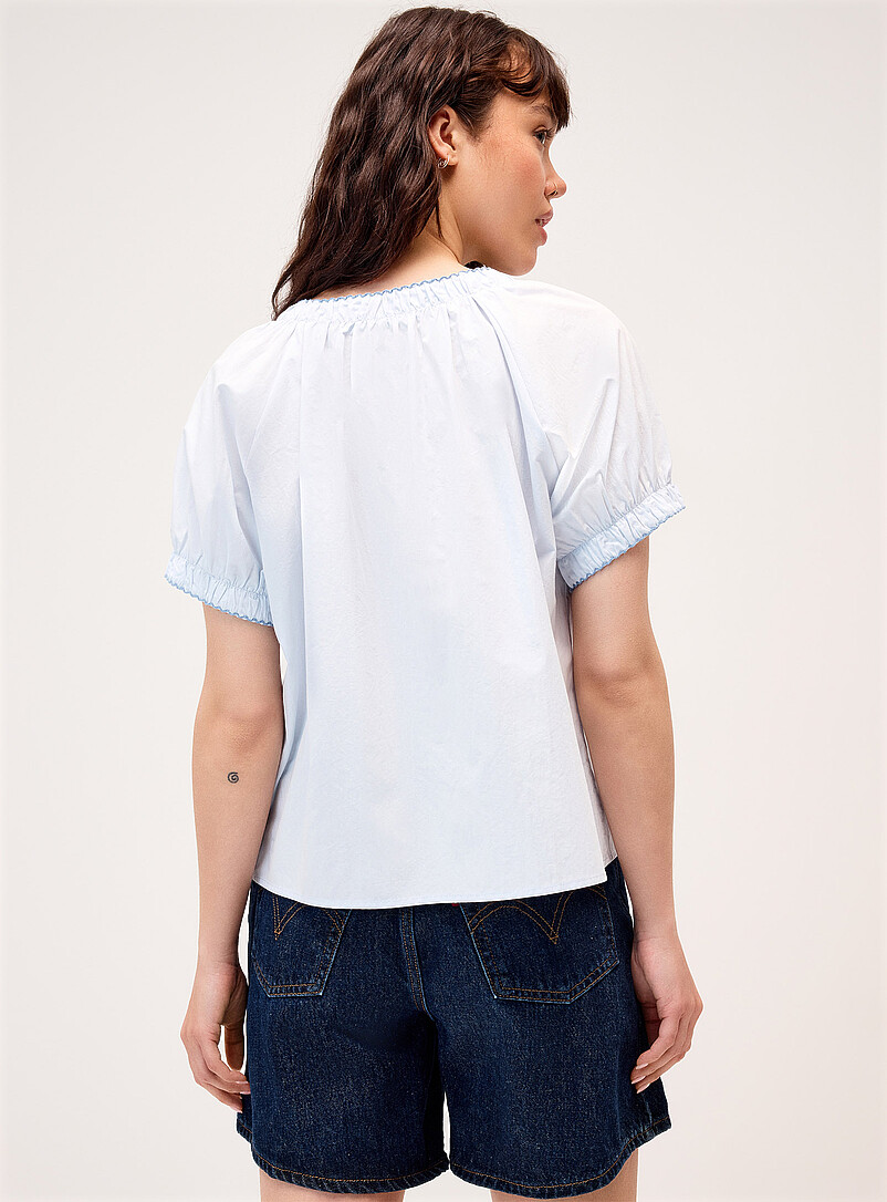 Twik: La chemise popeline boutons fleurs Bleu p&acirc;le - Bleu ciel pour femme