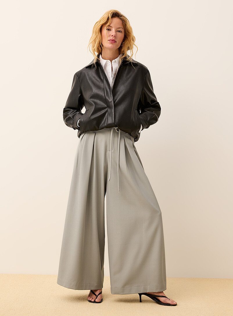 Ic&ocirc;ne Black Pleated-waist ultra-wide pant for women