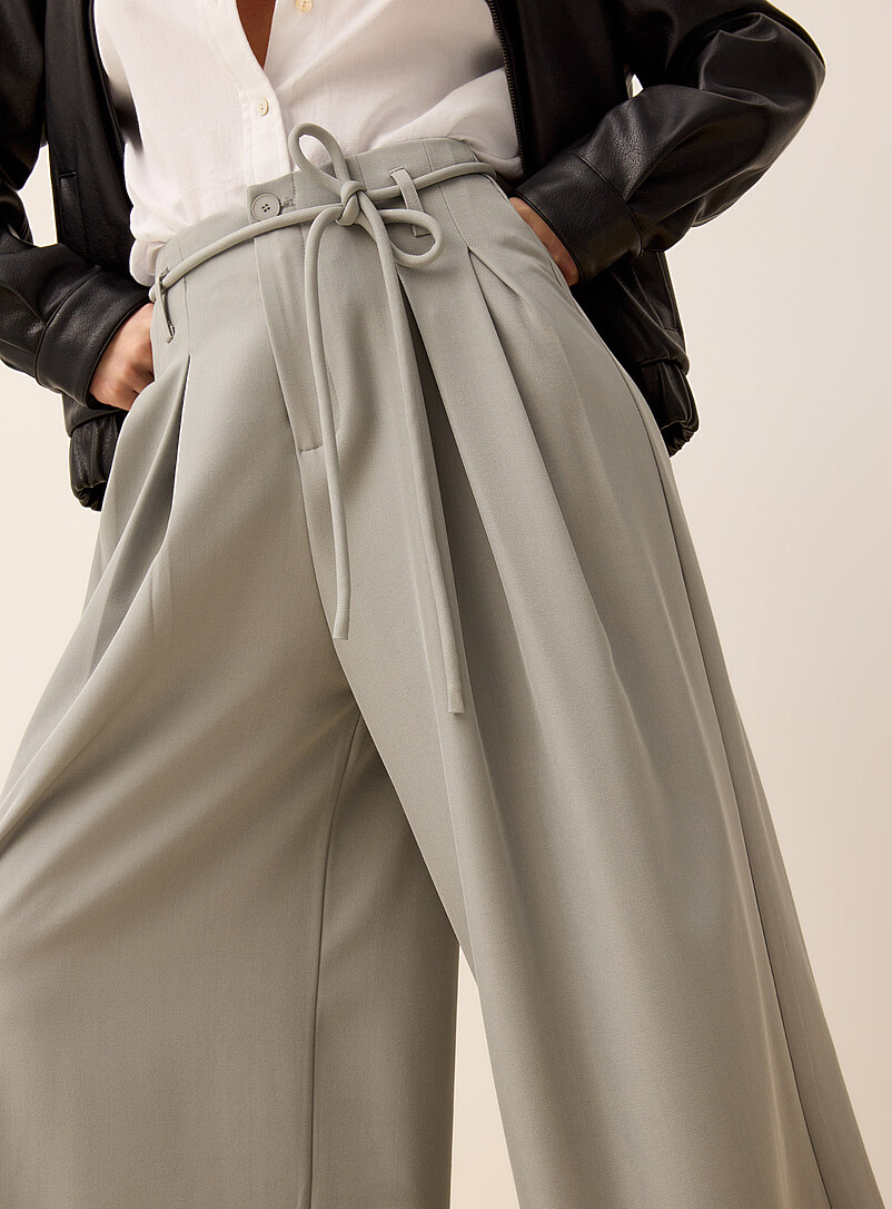 Ic&ocirc;ne Black Pleated-waist ultra-wide pant for women