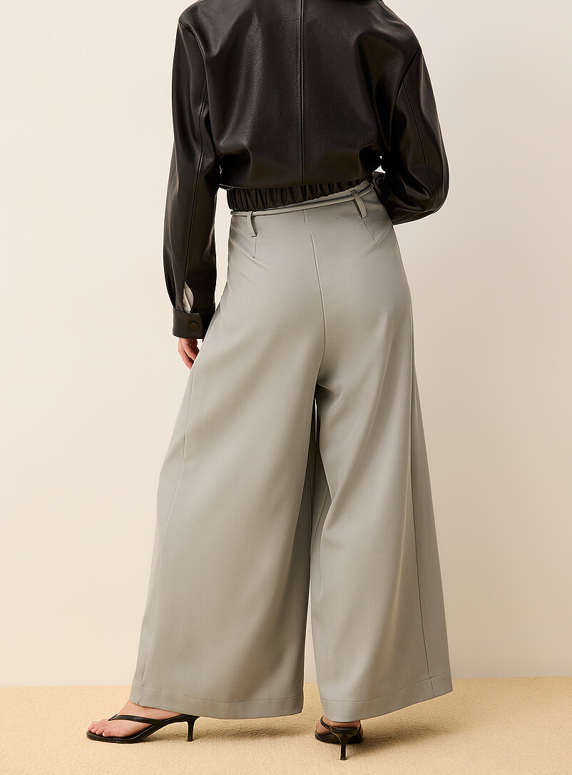 Ic&ocirc;ne Black Pleated-waist ultra-wide pant for women