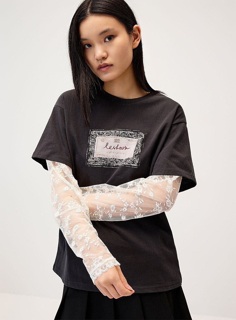 Twik: Le t-shirt effet superposition manches dentelle Noir pour femme