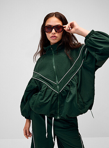 Twik: La veste bouffante lignes contrastes Vert fonc&eacute; - Mousse pour femme