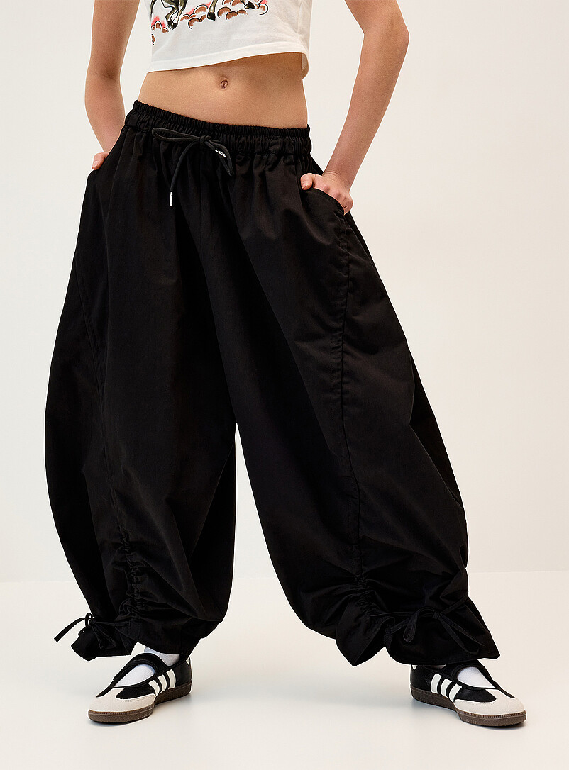 Twik: Le pantalon ballon twill ample Vert fonc&eacute; - Mousse pour femme