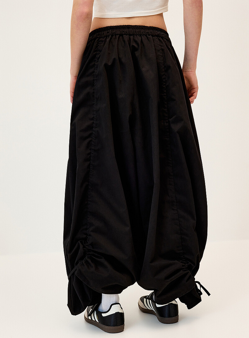 Twik: Le pantalon ballon twill ample Vert fonc&eacute; - Mousse pour femme