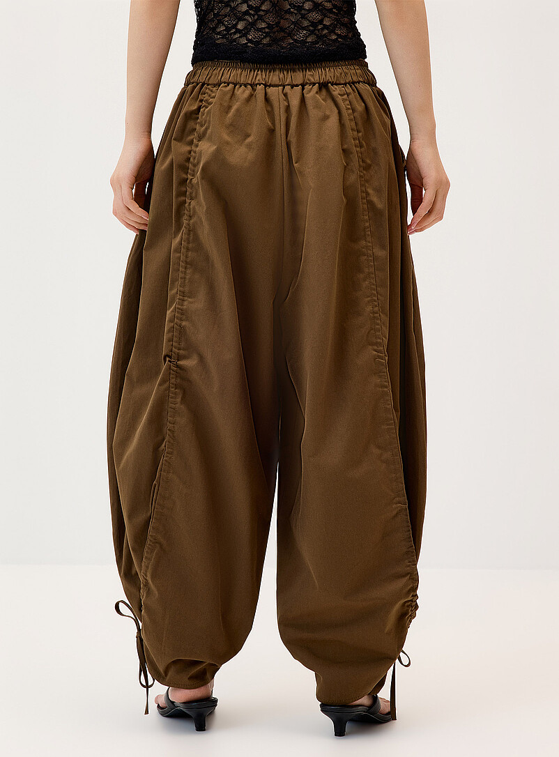 Twik: Le pantalon ballon twill ample Vert fonc&eacute; - Mousse pour femme