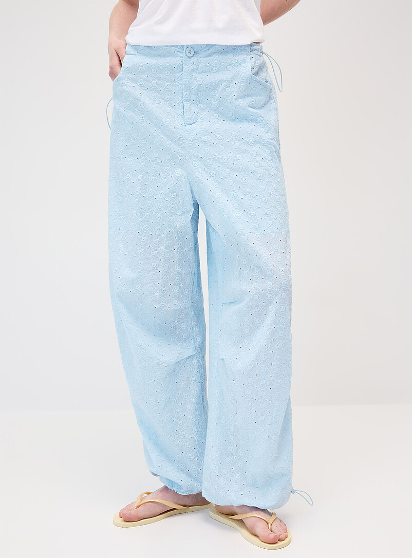 Twik: Le pantalon parachute broderies ajour&eacute;es Bleu moyen - Ardoise pour femme