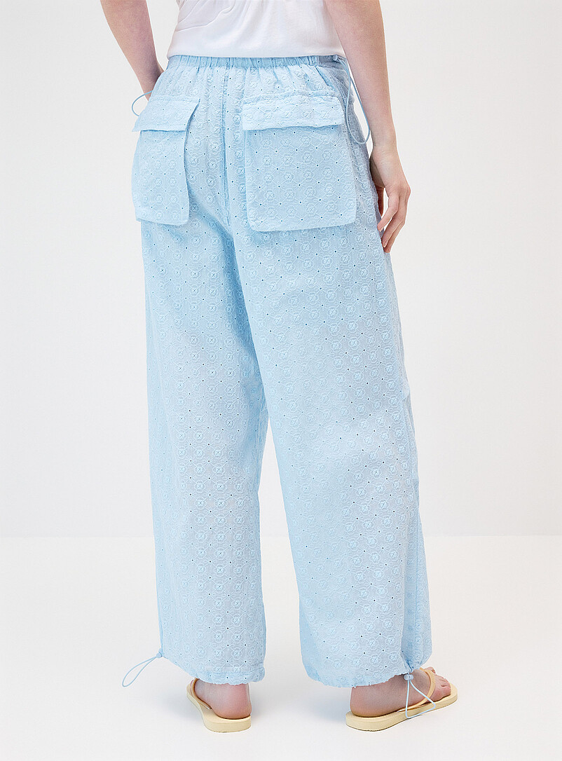 Twik: Le pantalon parachute broderies ajour&eacute;es Bleu moyen - Ardoise pour femme
