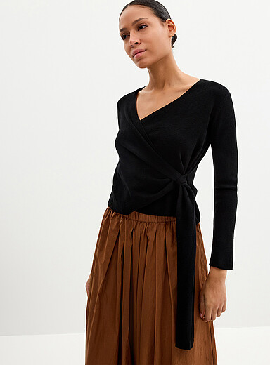 Tie-up crossover sweater