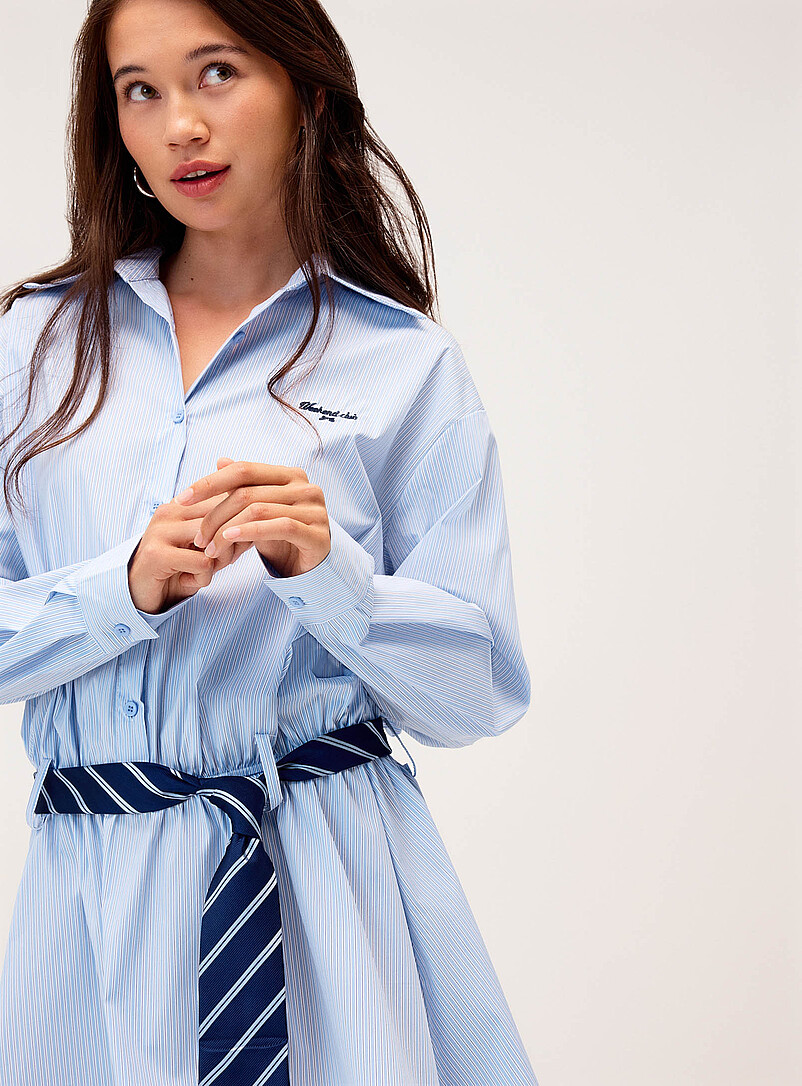 Twik: La robe chemise ceinture cravate Bleu &agrave; motifs pour femme