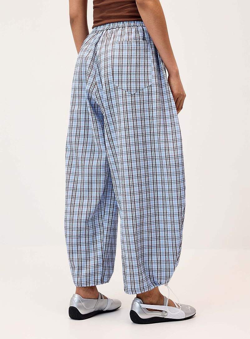 Checked seersucker barrel-leg pant product image 3