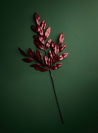 La branche d&eacute;corative feuilles rouge scintillantes <b>Collection de No&euml;l</b>