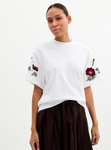 Le t-shirt ample manches brod&eacute;es