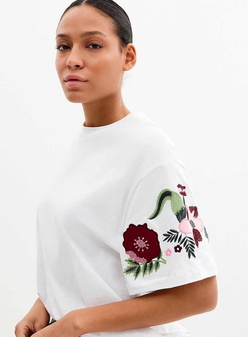 A-View: Le t-shirt ample manches brod&eacute;es Blanc &agrave; motifs pour femme
