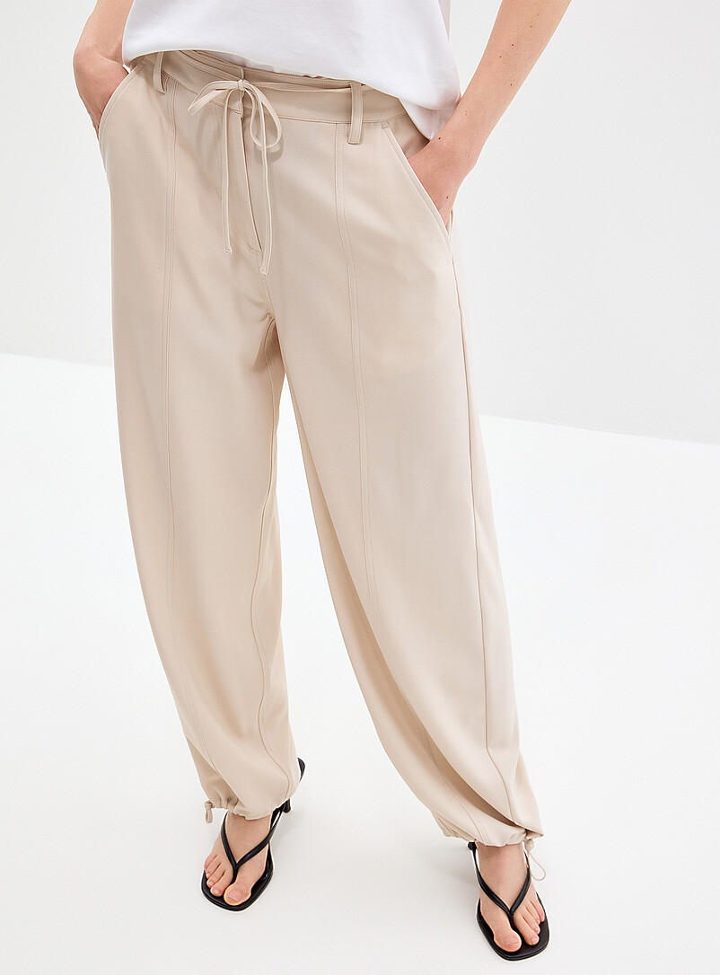 Second Female: Le pantalon fluide cheville cordon Amaze <b>Coupe : jambe ballon, taille haute</b> Sable pour femme
