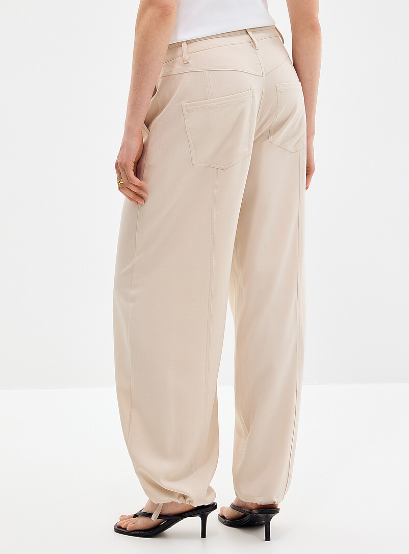 Second Female: Le pantalon fluide cheville cordon Amaze <b>Coupe : jambe ballon, taille haute</b> Sable pour femme