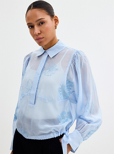 La blouse ciel de broderies Vira