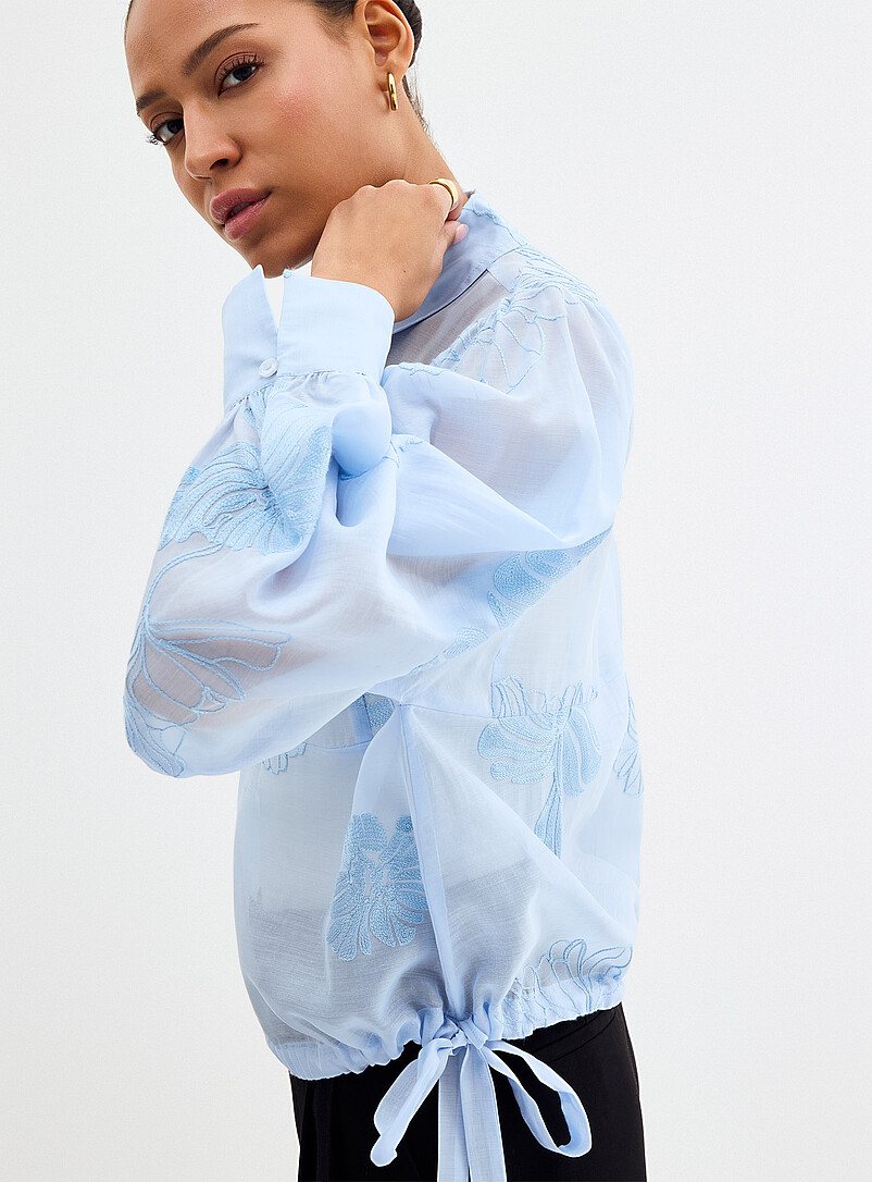 Second Female: La blouse ciel de broderies Vira Bleu p&acirc;le - Bleu ciel pour femme