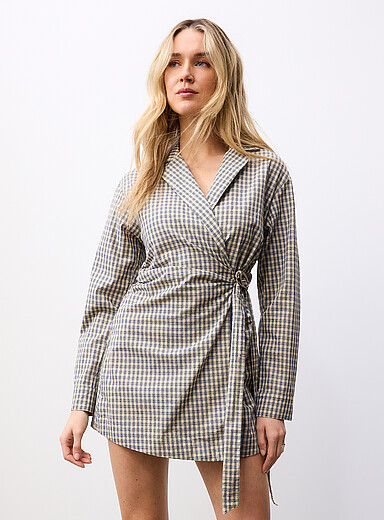 MINKPINK: La robe portefeuille carreaut&eacute;e boucle argent Blanc &agrave; motifs pour femme