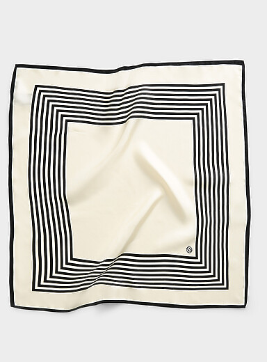 Le foulard carr&eacute; cr&egrave;me ray&eacute; pure soie