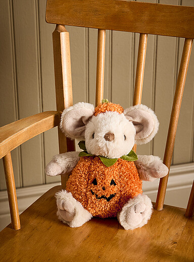 La peluche souris en costume citrouille