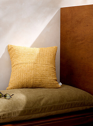 Le coussin d'ext&eacute;rieur rayures ton sur ton effet raphia 50 x 50 cm <b>Collection exclusive Vivre dehors</b>