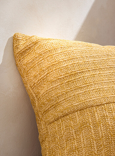 Le coussin d'ext&eacute;rieur rayures ton sur ton effet raphia 50 x 50 cm <b>Collection exclusive Vivre dehors</b>