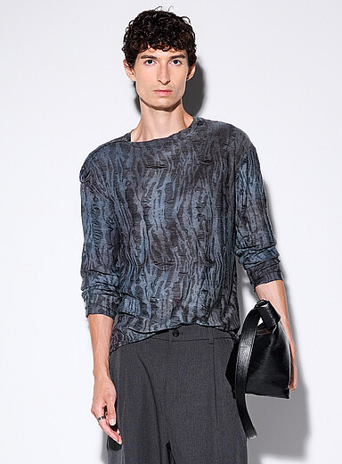 Le t-shirt d&eacute;chir&eacute; col boutonn&eacute; <b>Collection de S&eacute;oul</b>