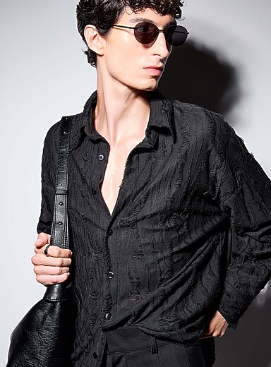 La chemise noire d&eacute;chir&eacute;e <b>Importation de S&eacute;oul</b>