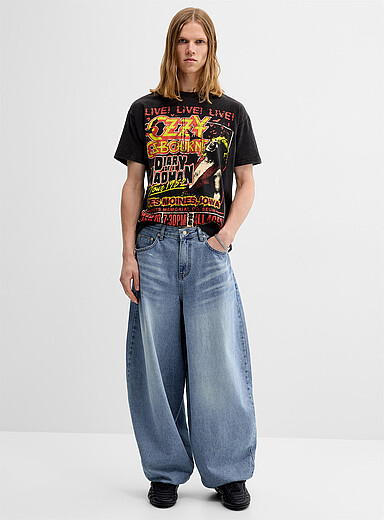 Le jean ballon ample bleu d&eacute;lav&eacute; <b>Coupe ballon tr&egrave;s ample</b> <b>Importation de S&eacute;oul</b>