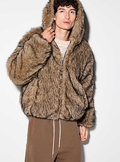 Le manteau &agrave; capuche fausse fourrure <b>Importation de S&eacute;oul</b>