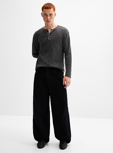 Le jean noir &agrave; jambe large <b>Coupe baggy l&eacute;g&egrave;rement fusel&eacute;e</b> <b>Importation de S&eacute;oul</b>