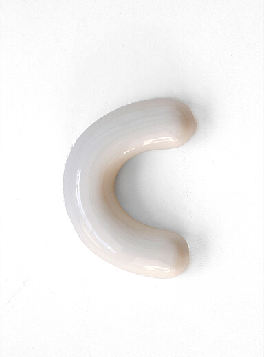 Semiporcelain letter C wall ornament